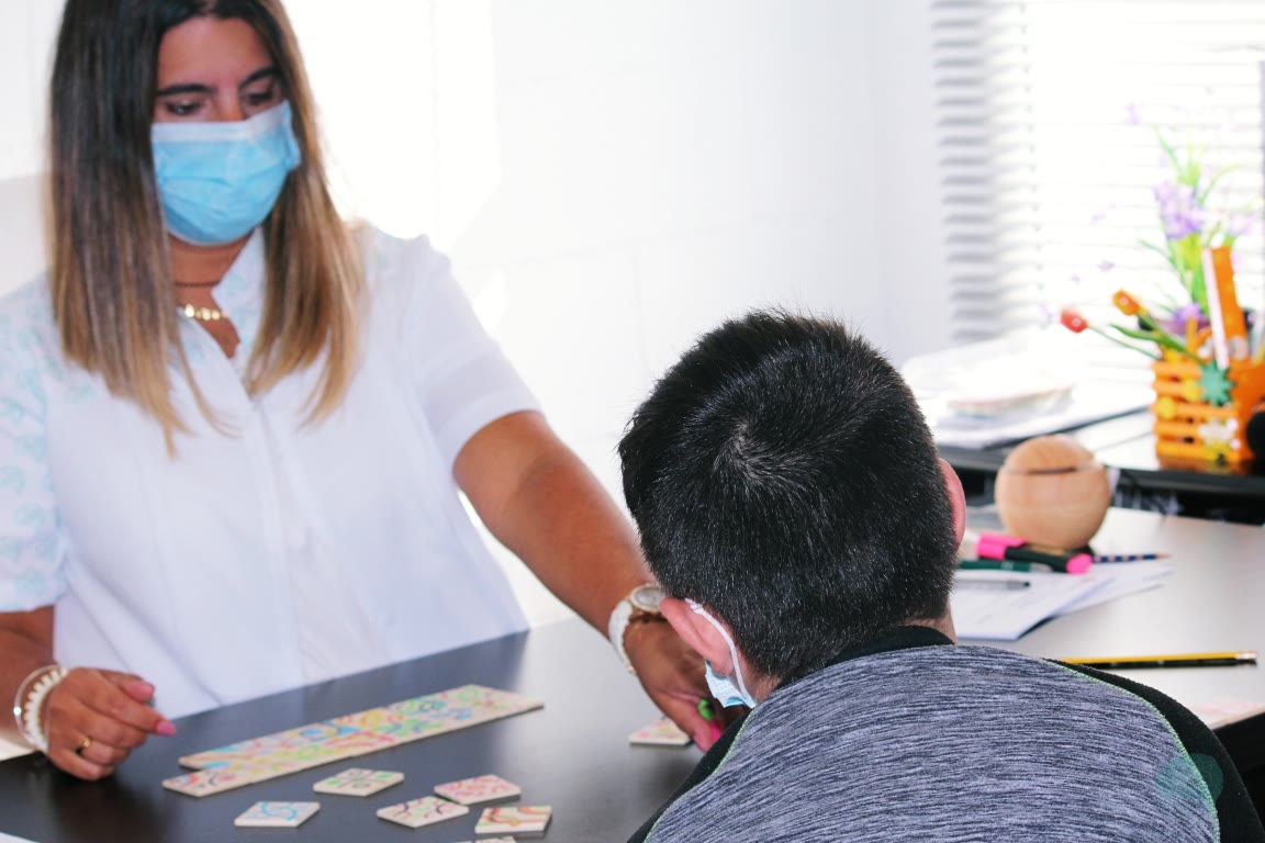 Sesión de terapia infantil.