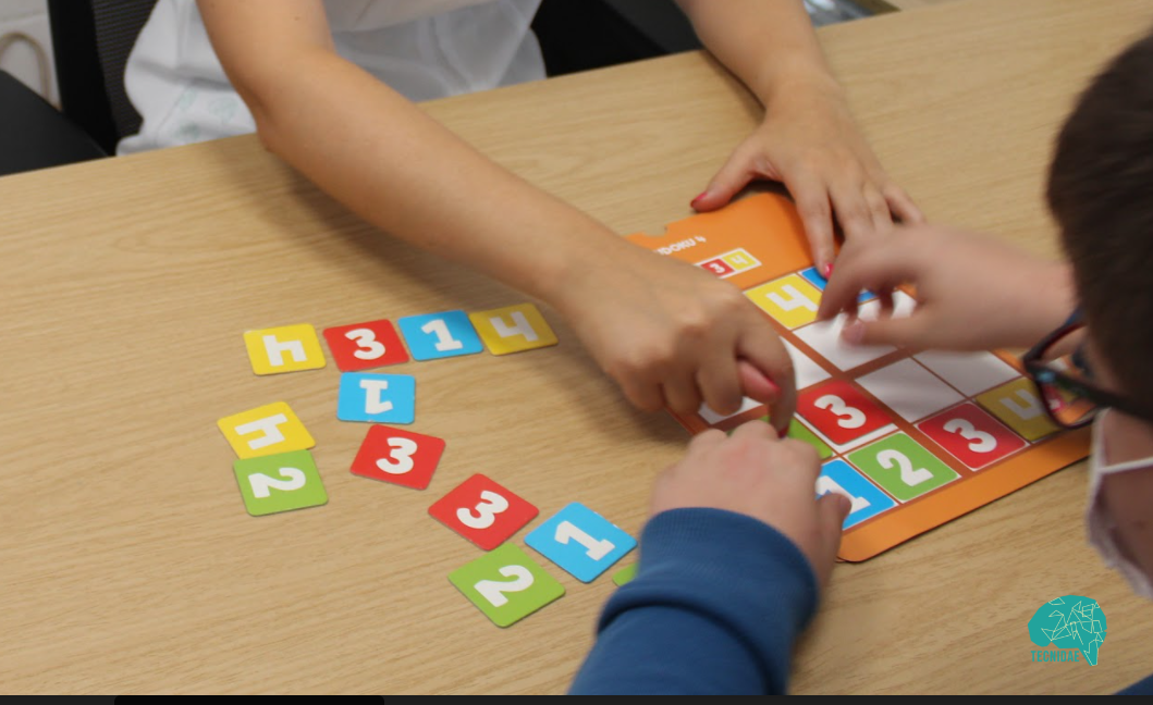 Juego de razonamiento lógico guiado que permite a los niños y niñas adquirir estrategias para resolver problemas.